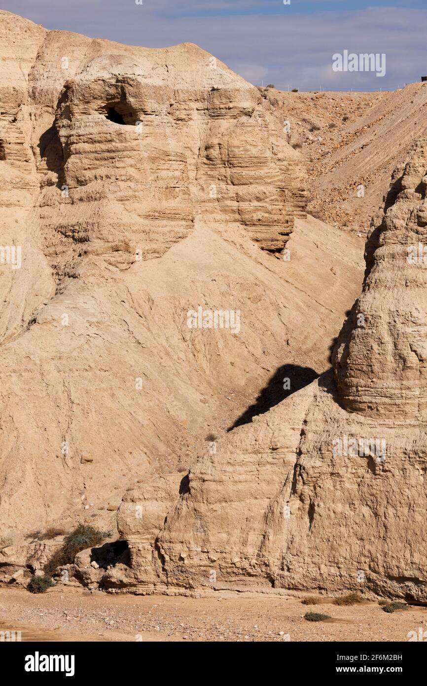 Israel Qumran Höhle in der Wüste, wo die Schriftrollen vom Toten Meer gefunden wurden. Stockfoto