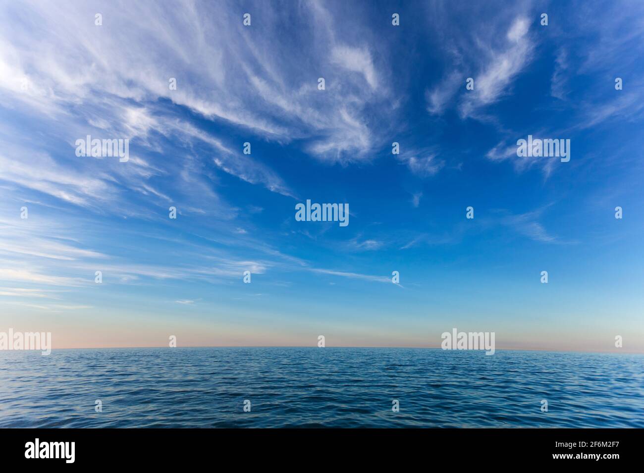 Lake Ontario, Himmel mit wispigen Wolken und Wasser Stockfoto