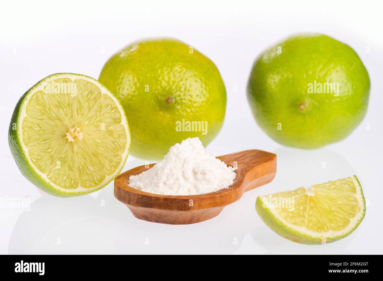 Die Zitrone mit Backpulver gemischt ist ein einfaches Heilmittel, das große Vorteile für den Körper bringt. Stockfoto