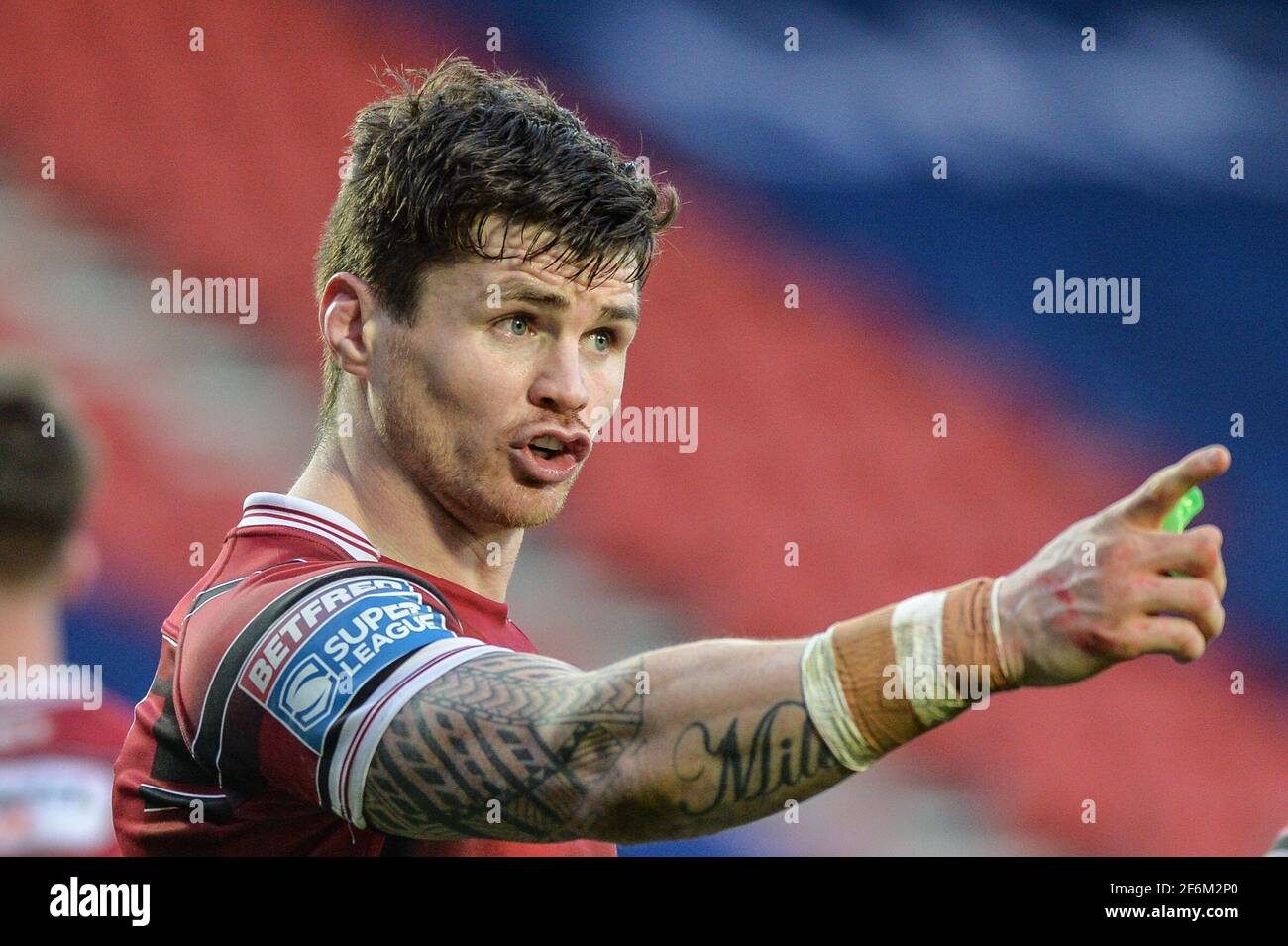 St. Helens, England - 1. April 2021 - John Bateman von Wigan Warriors gibt während der Rugby League Betfred Super League Runde 2 Wigan Warriors gegen Wakefield Trinity im Totally Wicked Stadium, St. Helens, Großbritannien, Anweisungen Dean Williams/Alamy Live News Stockfoto