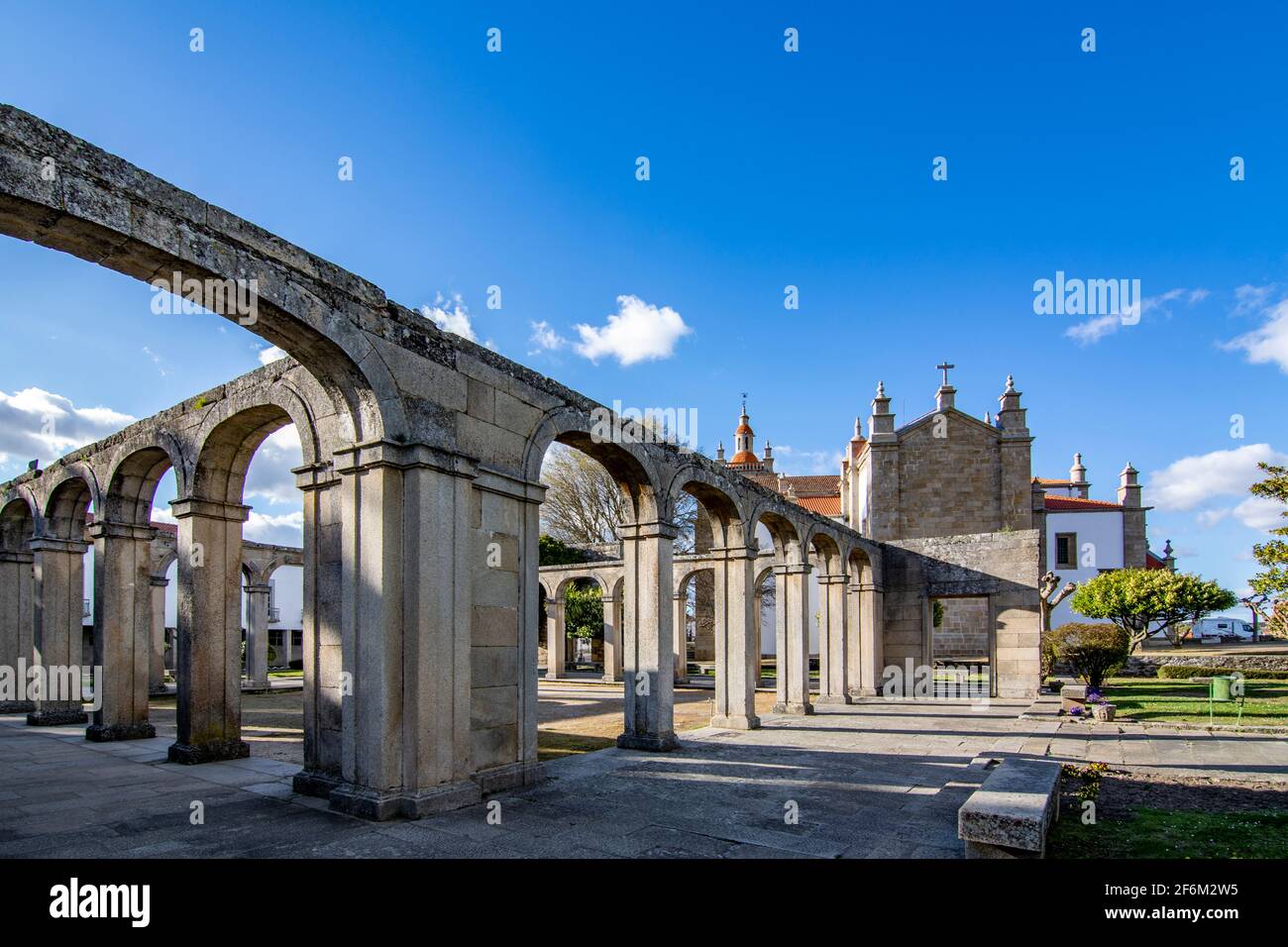 Miranda do Douro, Portugal; 2019. August: Kreuzgang des Bischofspalastes im Hinterhof der Kathedrale von Miranda do Douro. Stockfoto