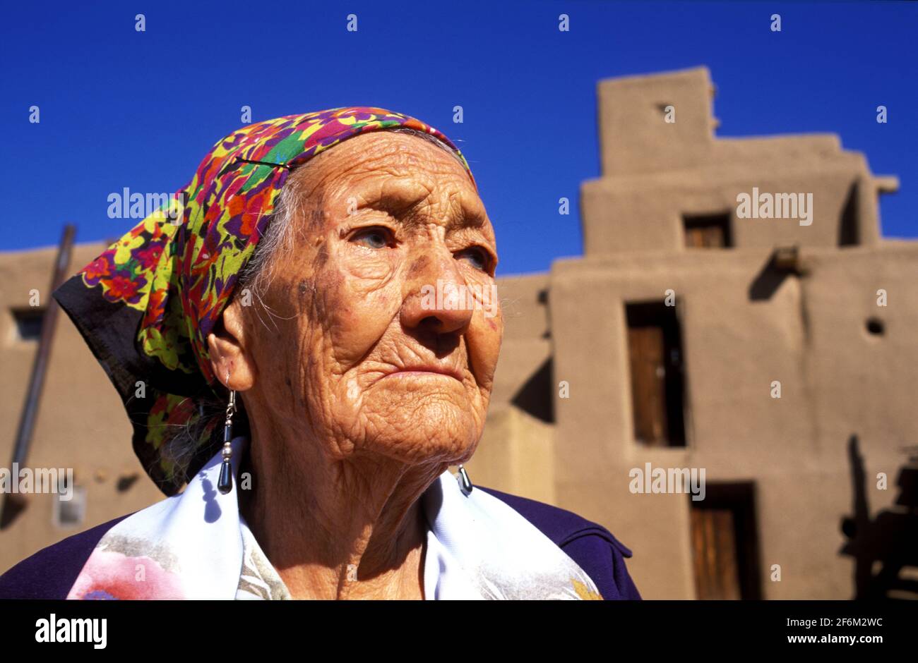 USA, New Mexico, Taos Pueblo. Porträt einer älteren indianischen Frau im Alter von 94 Jahren. Modell Freigegeben Stockfoto