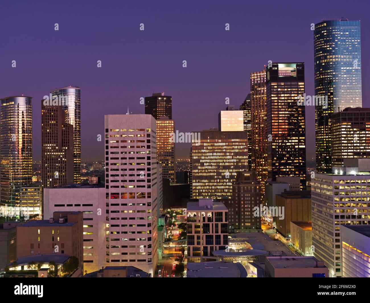 USA, Texas, Houston, Houston Skyline bei Sonnenaufgang beleuchtet Stockfoto