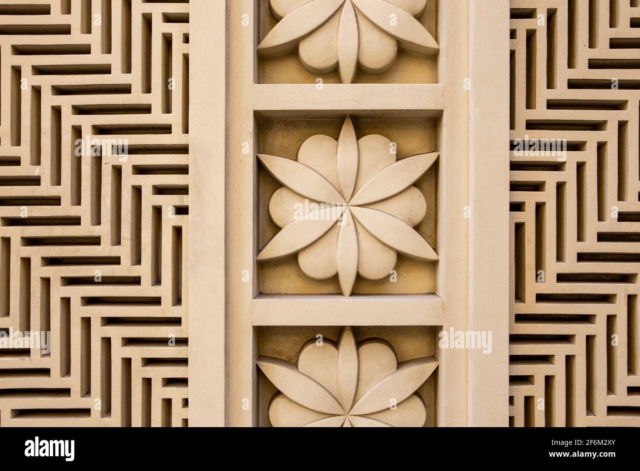 Im arabischen Stil geschnitzte Steindurchbrochene und Reliefs mit Blumenmustern und geometrischen Formen und Linien an einer Gebäudefassade in Dubai JBR, VAE. Stockfoto