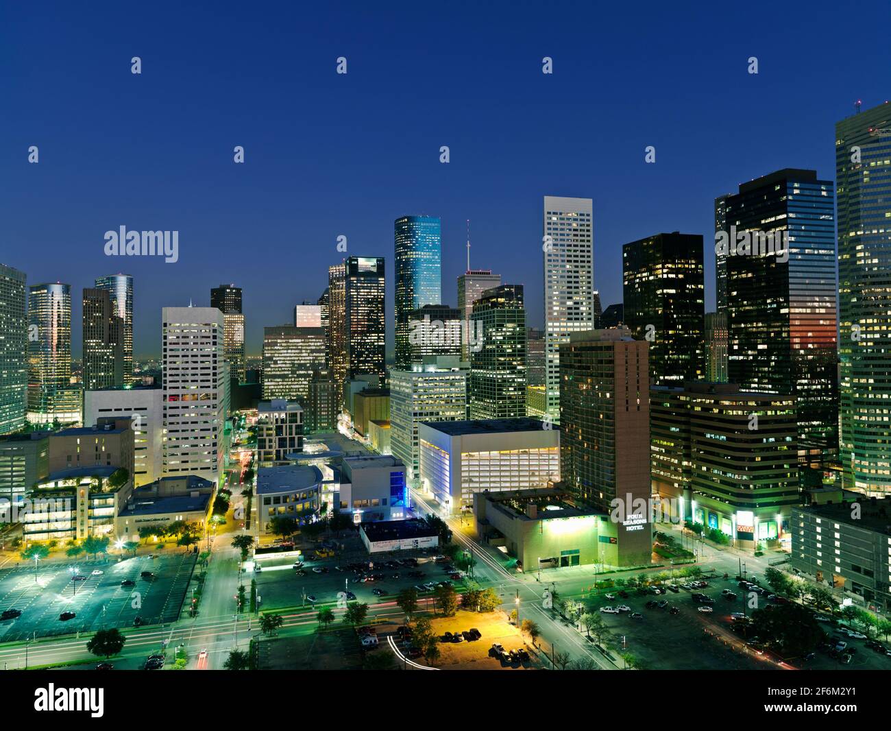 USA, Texas, Houston, Houston Skyline bei Sonnenaufgang beleuchtet Stockfoto
