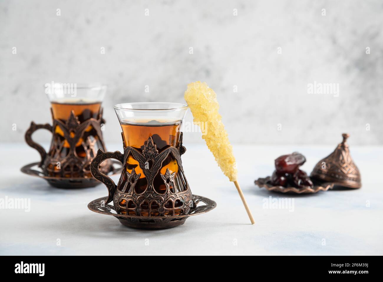 Duftender türkischer Tee auf weißem Hintergrund mit Süßigkeiten Stockfoto