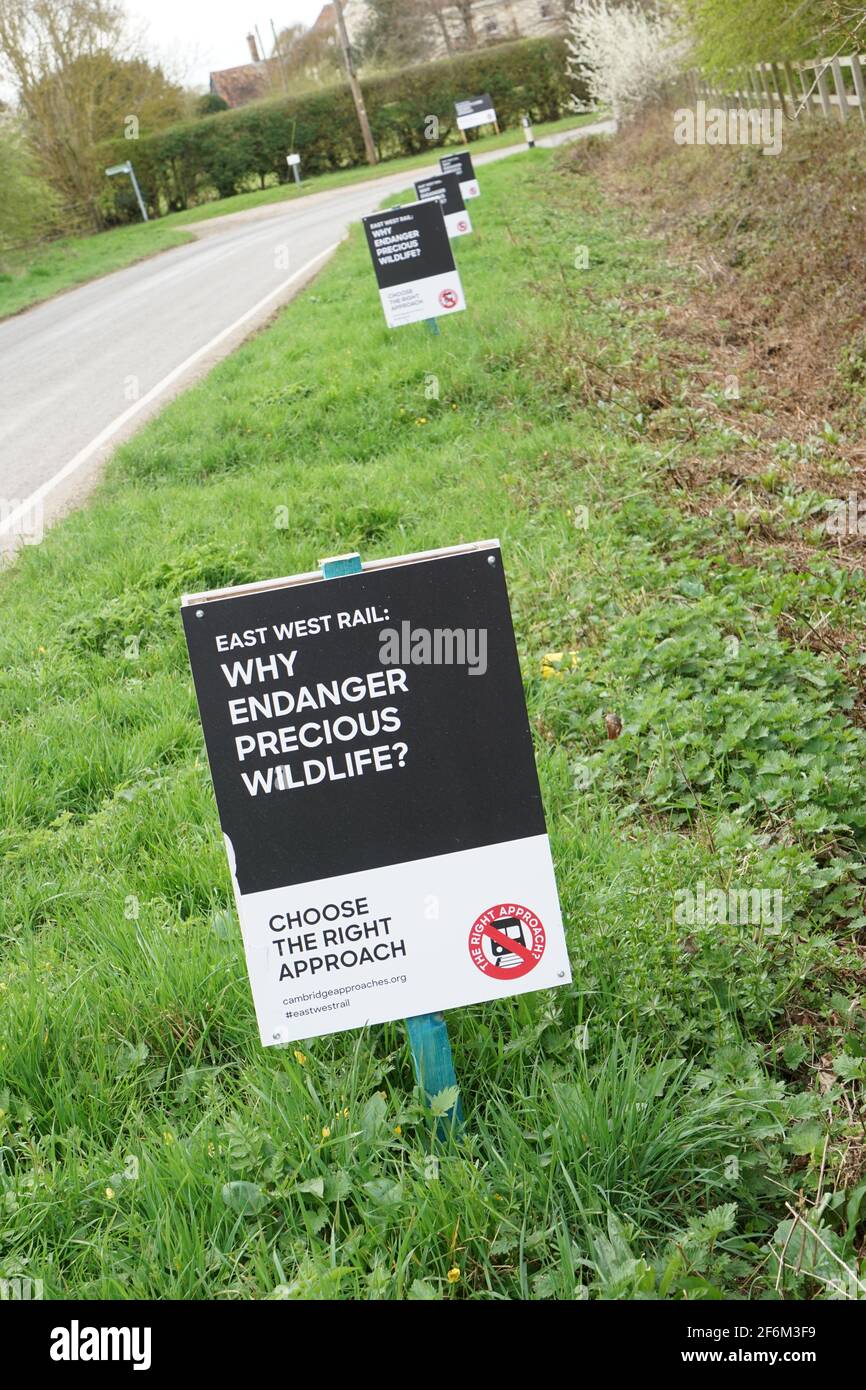 Plakate, die gegen die East West Rail protestieren Stockfoto