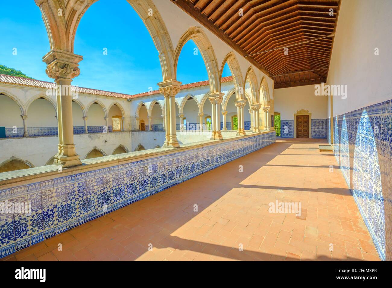 Tomar, Portugal - 10. August 2017: Korridor von Claustro da Lavagem mit Azulejos im Kloster Christi, Templerburg von Tomar. UNESCO-Weltkulturerbe und Stockfoto