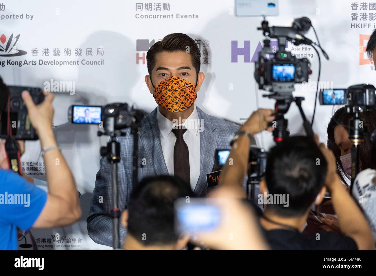 Hongkong, Hongkong, China. April 2021. HKIFF45-Botschafter Aaron KWOK.das 45. Internationale Filmfestival von Hongkong (HKIFF45) beginnt mit der Gala-Premiere von Septett: The Story of Hong Kong, einer Feier von sieben ikonischen Filmemachern aus Hongkong und dem Kino, das sie lieben.Neben den Regisseuren Sammo HUNG, Ann HUI, Patrick TAM, YUEN wo-ping, Und Johnnie TO bei der Eröffnungszeremonie des Hong Kong Cultural Center sind HKIFF45-Botschafter Aaron KWOK und Gary MAK, der stellvertretende Leiter von Create Hong Kong. Ebenfalls anwesend sind die Darsteller Timmy HUNG, Jennifer YU, YUEN Wah, Ashley LAM, NG Wing-sze, WU Tsz-tu Stockfoto