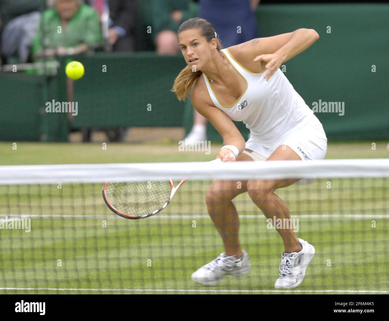 WIMBLEDON 2007 6. TAG 30/6/07. E.MAURESMO WÄHREND IHRES MATCHES MIT M.SANTANGELO BILD DAVID ASHDOWN Stockfoto