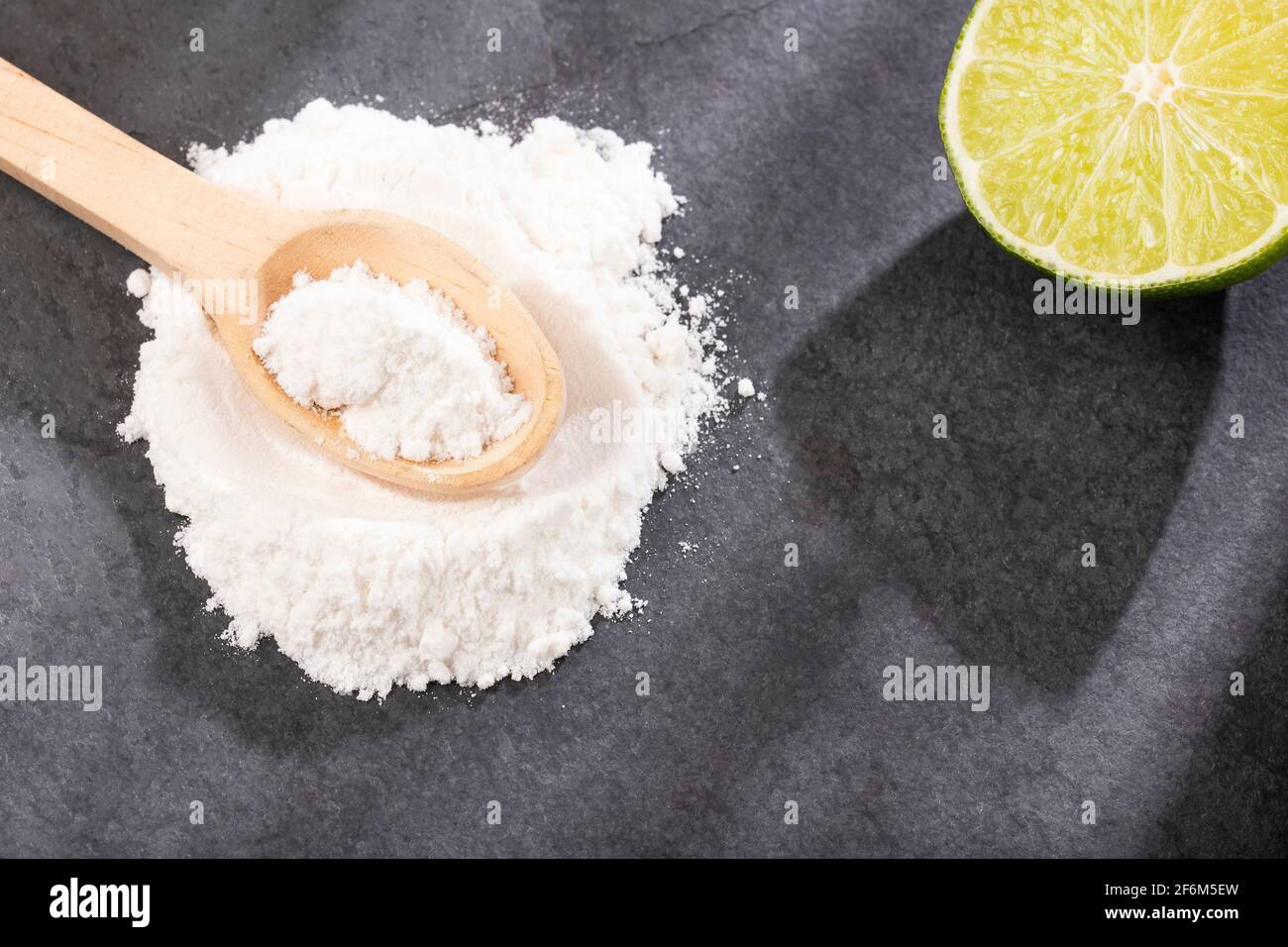 Zitronensaft mit Backpulver gemischt ist ein einfaches Heilmittel Das bringt große Vorteile für den Körper Stockfoto