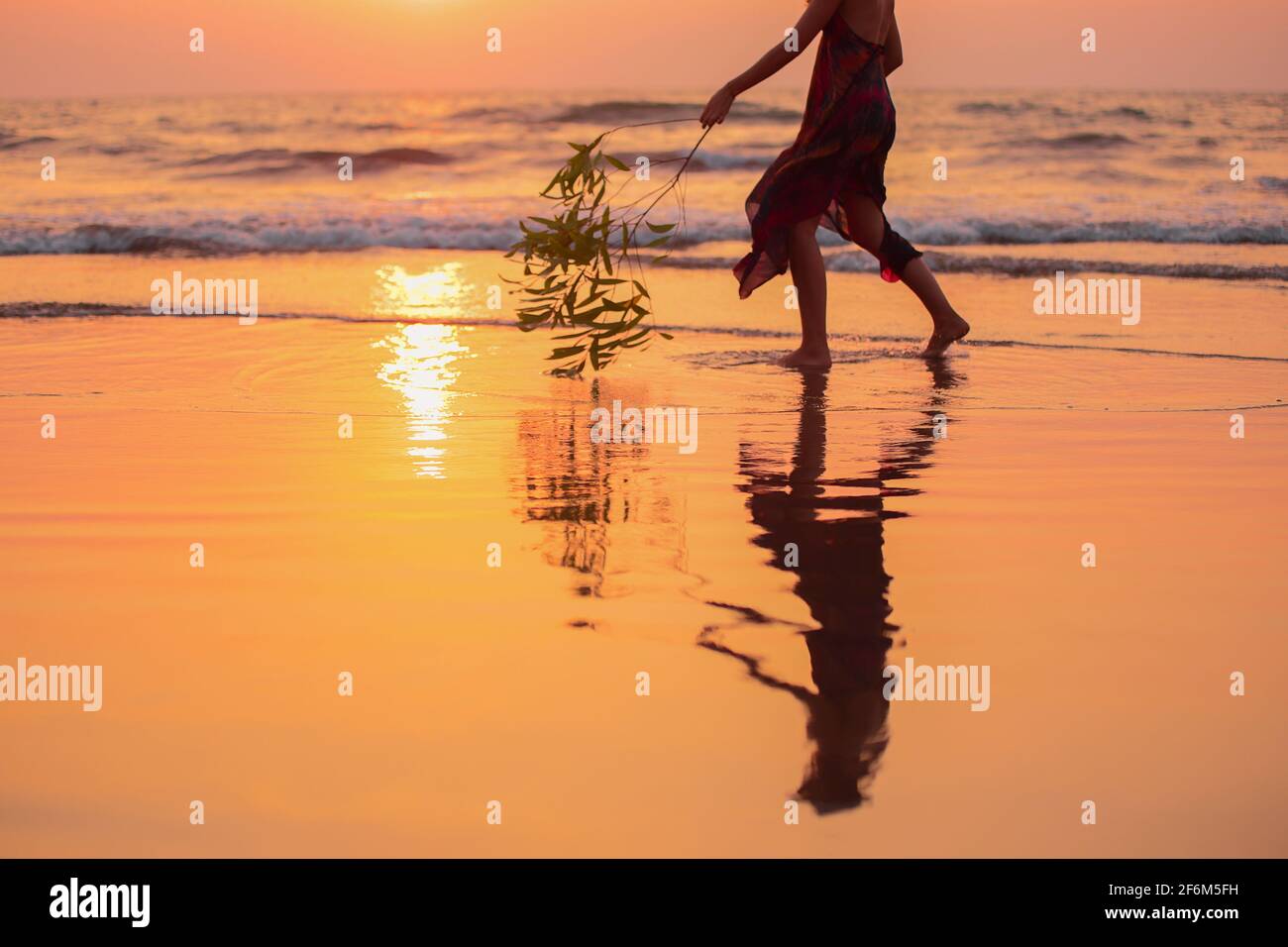Frau Silhouette beobachten einen schönen Sonnenuntergang am Strand glücklich Sommerkonzept Stockfoto