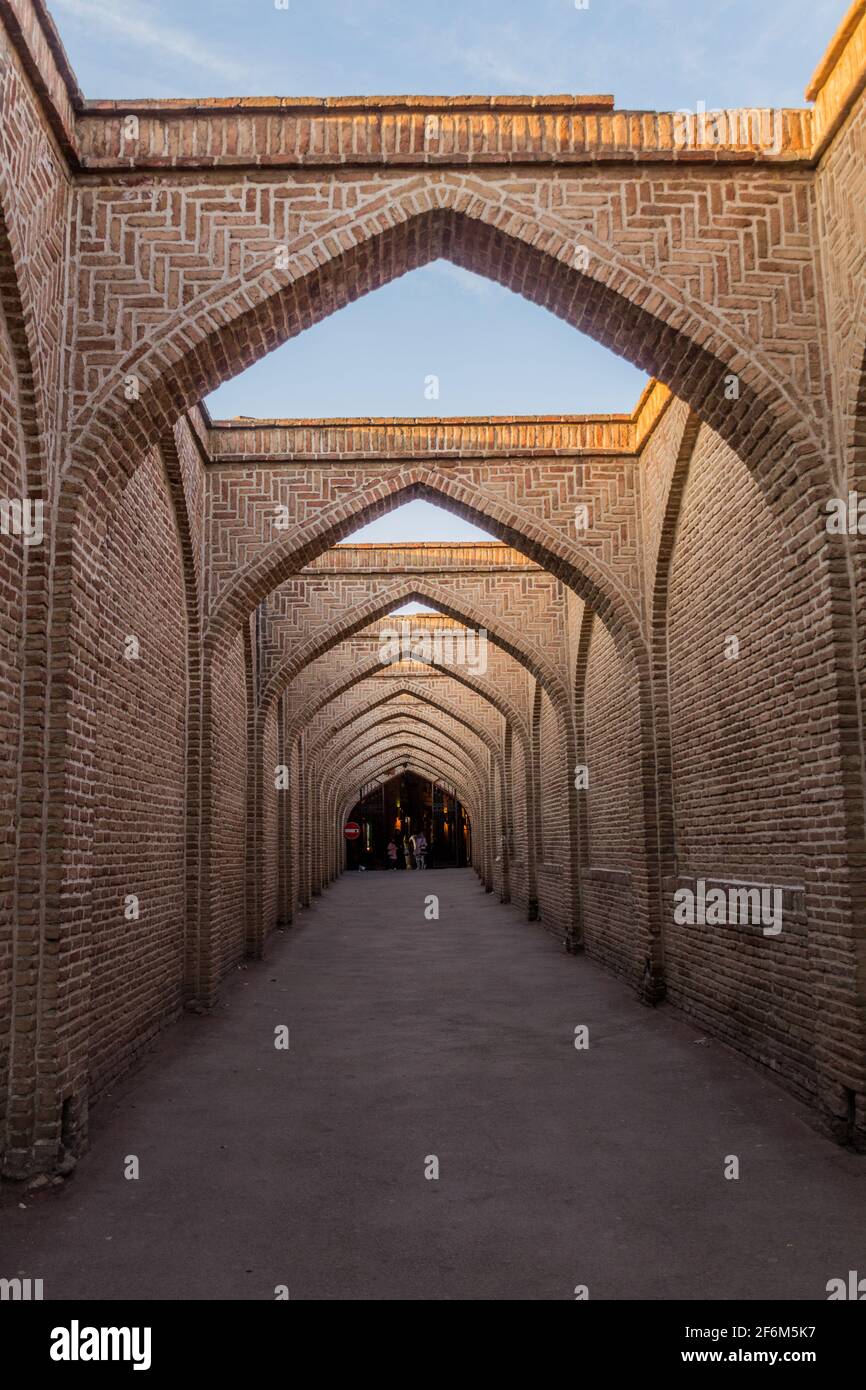 Bögen von Sa'd al-Saltaneh Caravanserai verwandelten sich in Qazvin, Iran, in einen Basar Stockfoto