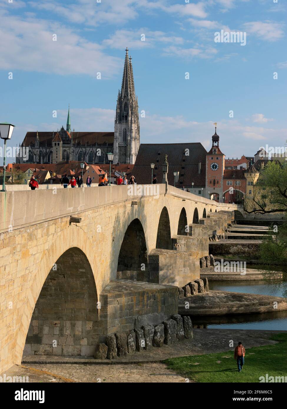 Blick von der Steinerne Brück auf Regensburg mit Dom St. Peter, Oberpfalz, Bayern, Deutschland, Europa Blick über die Donau nach Regensburg wi Stockfoto