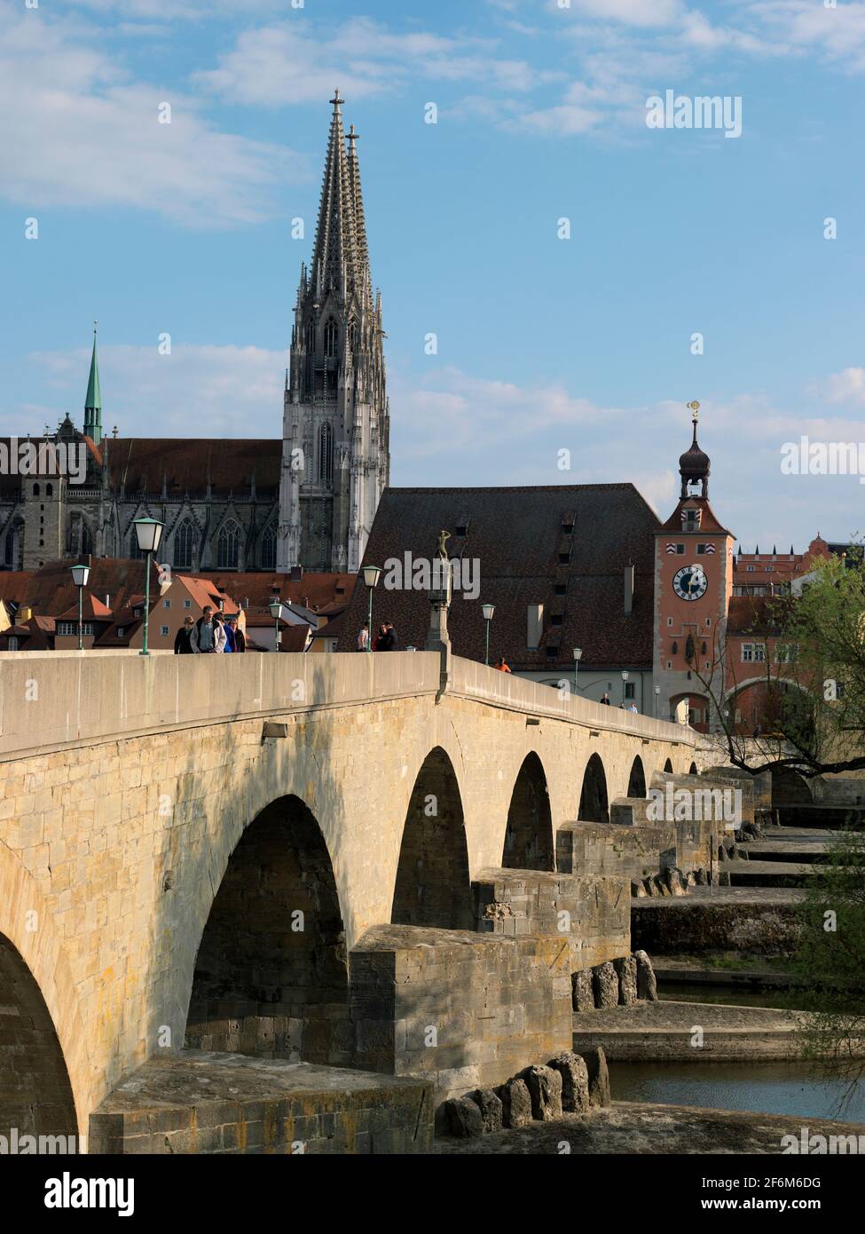 Blick von der Steinerne Brück auf Regensburg mit Dom St. Peter, Oberpfalz, Bayern, Deutschland, Europa Blick über die Donau nach Regensburg wi Stockfoto