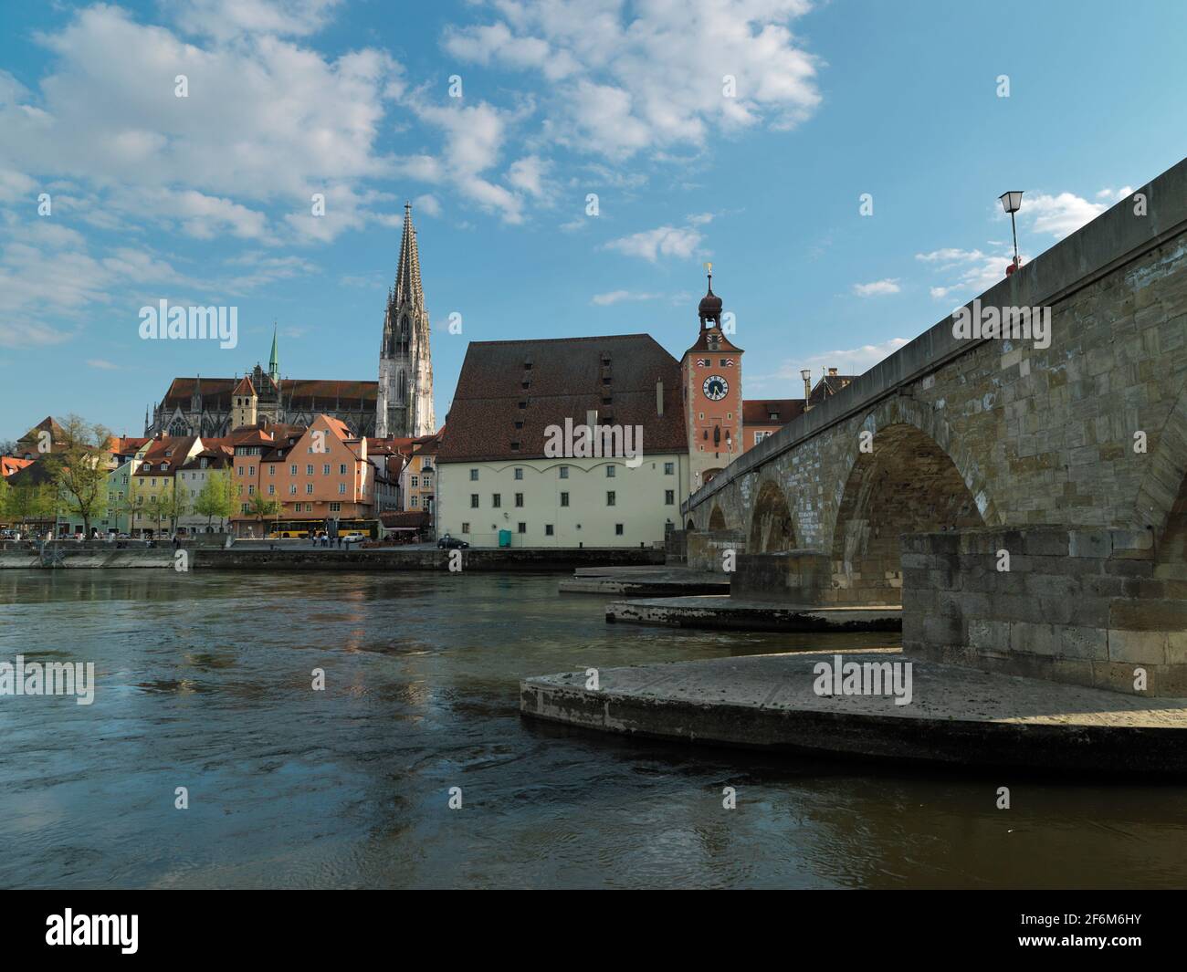 Blick über die Donau auf Regensburg mit Dom St. Peter, Steinerne Brücke, Regensburg, Oberpfalz, Bayern, Deutschland, Europa Blick über den Fluss Dan Stockfoto