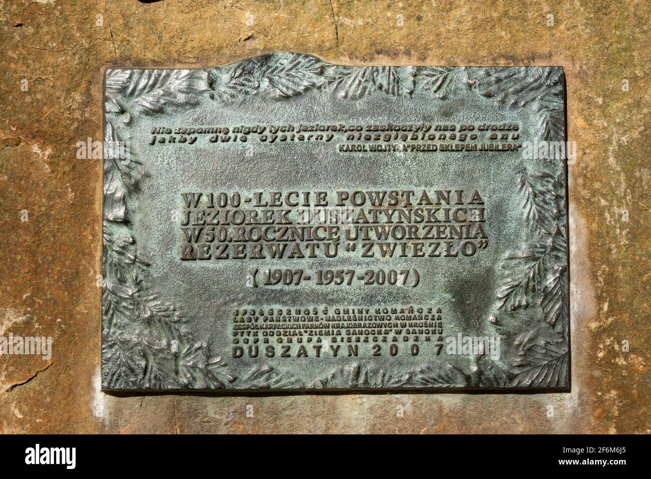 Duszatyn Lakes.Memory Board zum 100. Jahrestag der Seebildung. Bieszczady, Ostkarpaten, Polen, Europa Stockfoto