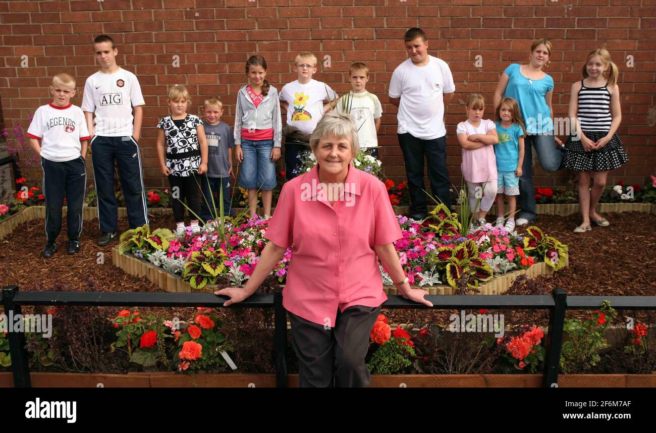 Newton Heath in Manchester bereitet sich auf das britische "Bloom Competition" vor Marlene Garnett, die mit Hilfe von einheimischen Volenteerkindern (ECO YOUTH) viele Stunden auf der Pflege der Gärten, hängenden Körben usw. in Newton Heath Pic David Sandison verbringt Stockfoto
