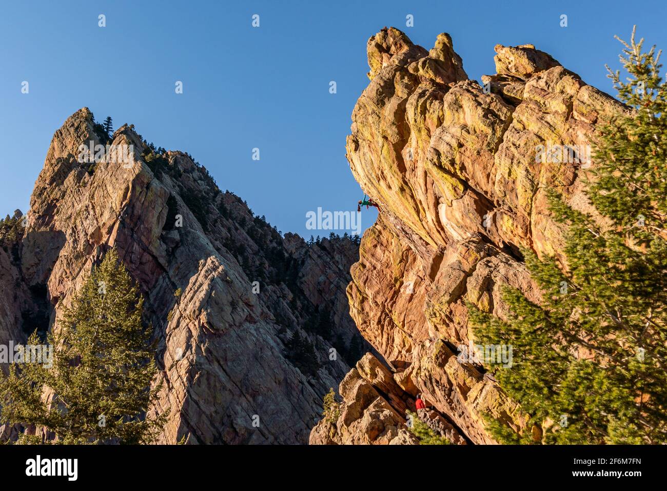 Eine Klettererin, die auf einer der schwierigsten Routen des Eldorado Canyon arbeitet. Stockfoto