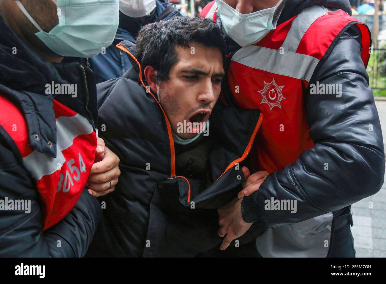 Ein Protestler, der während einer Demonstration zur Unterstützung von Studenten der Bogazici Universität brutal von der Polizei verhaftet wurde. Seit etwa drei Monaten protestieren Studenten der Bogazici University in Kadikoy gegen Melih Bulu, der von Präsident Recep Tayyip Erdogan zum Rektor der Universität ernannt wurde. Die Studenten behaupten, dass die Ernennung rechtswidrig und regierungsfreundlich ist. Stockfoto