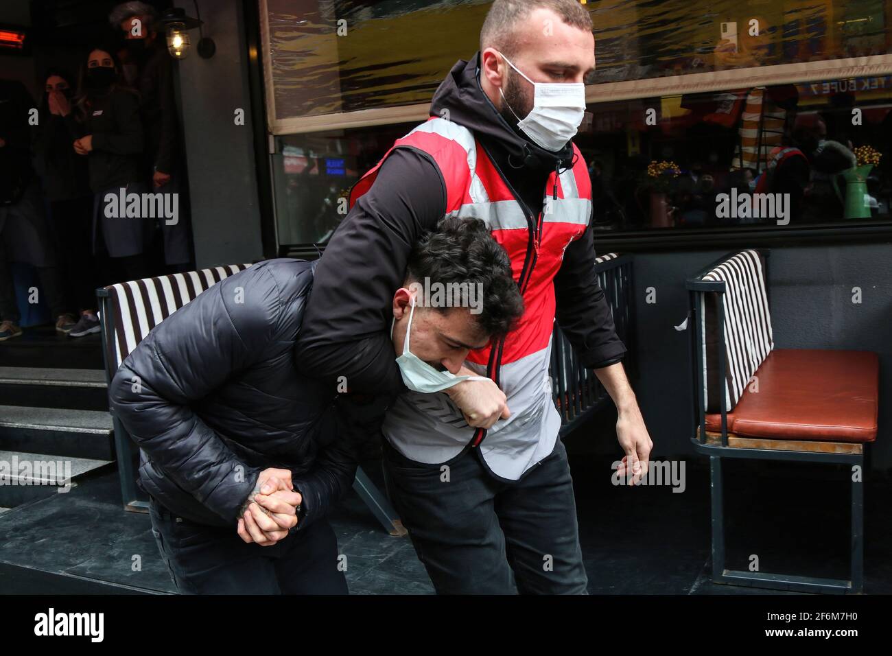 Ein Protestler, der während einer Demonstration zur Unterstützung von Studenten der Bogazici Universität brutal von der Polizei verhaftet wurde. Seit etwa drei Monaten protestieren Studenten der Bogazici University in Kadikoy gegen Melih Bulu, der von Präsident Recep Tayyip Erdogan zum Rektor der Universität ernannt wurde. Die Studenten behaupten, dass die Ernennung rechtswidrig und regierungsfreundlich ist. Stockfoto