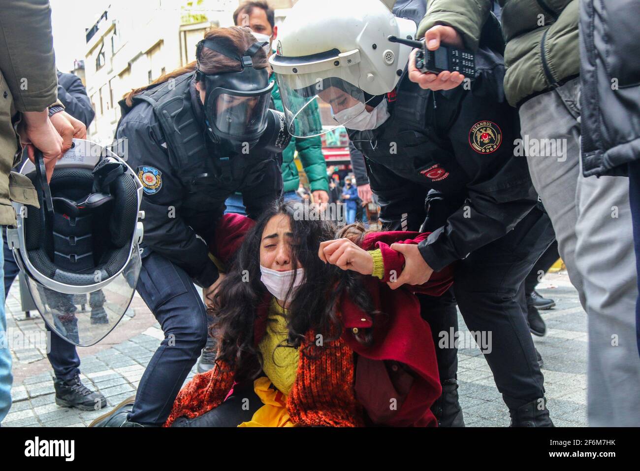 Ein Protestler, der während einer Demonstration zur Unterstützung von Studenten der Bogazici Universität brutal von der Polizei verhaftet wurde. Seit etwa drei Monaten protestieren Studenten der Bogazici University in Kadikoy gegen Melih Bulu, der von Präsident Recep Tayyip Erdogan zum Rektor der Universität ernannt wurde. Die Studenten behaupten, dass die Ernennung rechtswidrig und regierungsfreundlich ist. Stockfoto