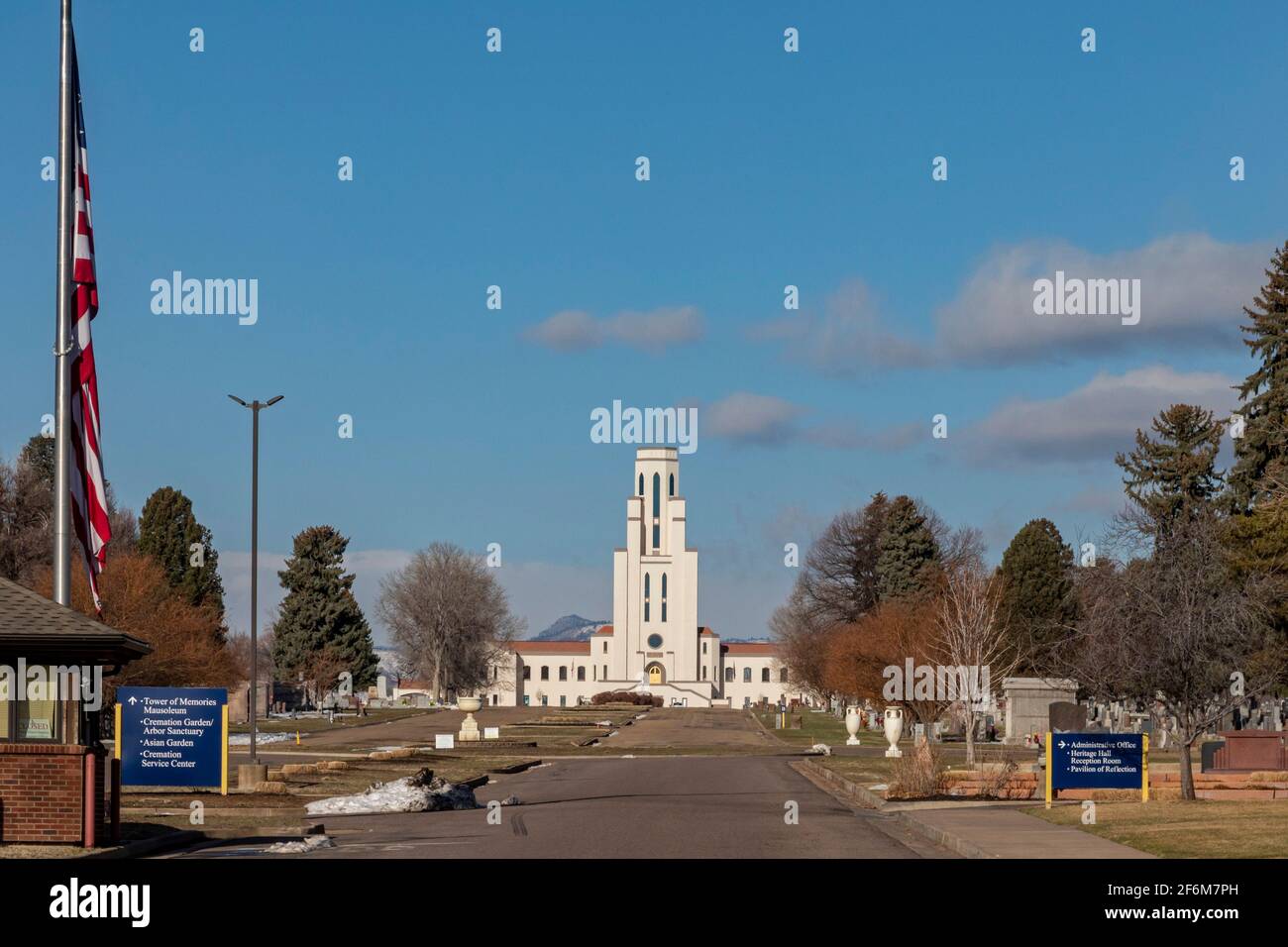 Wheat Ridge, Colorado - das Mausoleum des Tower of Memories in Olinger Cemetery-Crown Hill. Das siebenstöckige Mausoleum wurde 1926 von gotischen Archi entworfen Stockfoto