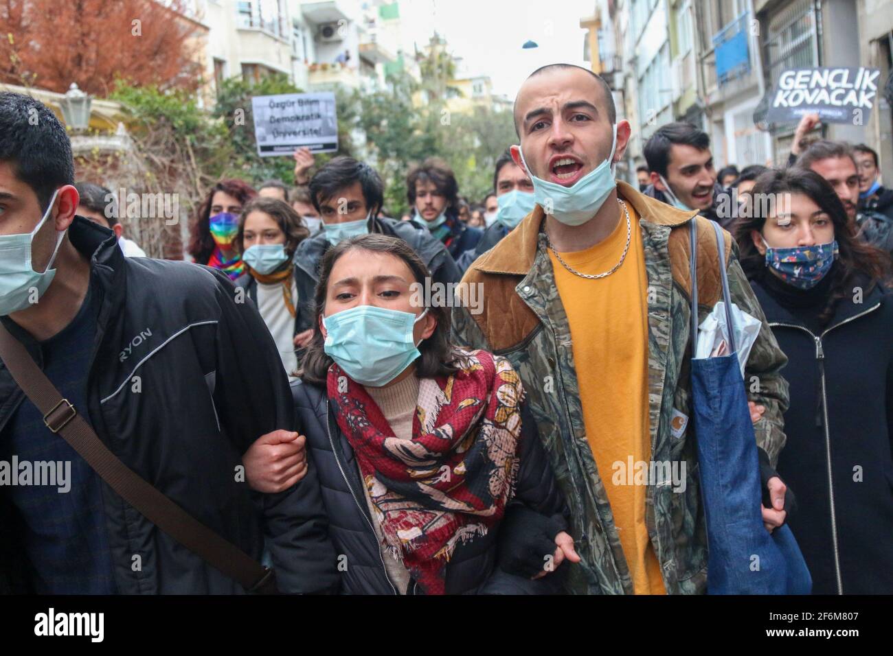 Istanbul, Türkei. April 2021. Demonstranten, die während einer Demonstration zur Unterstützung von Studenten der Bogazici-Universität in einer Kordon mit Parolen riefen. Seit etwa drei Monaten protestieren Studenten der Bogazici University in Kadikoy gegen Melih Bulu, der von Präsident Recep Tayyip Erdogan zum Rektor der Universität ernannt wurde. Die Studenten behaupten, dass die Ernennung rechtswidrig und regierungsfreundlich ist. (Foto von Hakan Akgun/SOPA Images/Sipa USA) Quelle: SIPA USA/Alamy Live News Stockfoto