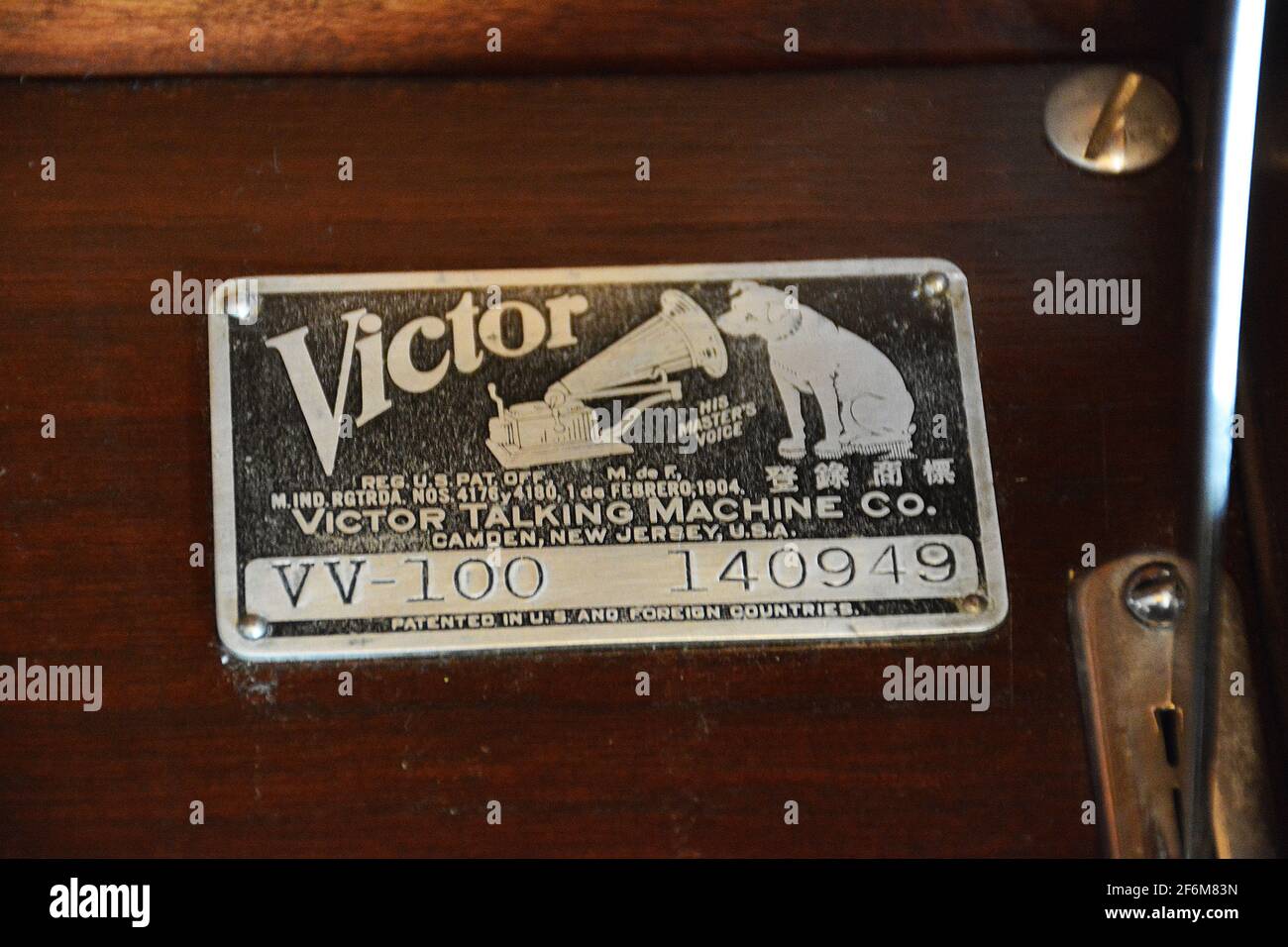 Victor Talking Machine Company. Ein Victor, Victrola VV-100...1923 der VV-100 war Victors sehr populärer Plattenspieler der 'id-Line'-Reihe, als er Anfang 1921 eingeführt wurde. Der VV-100 war der Ersatz für den äußerst beliebten VV-XI Anfang 1923 wurde der Schrank VV-100 leicht vergrößert und mit hart geschnitzten Eckpfosten ausgestattet. Ende 1924 wurde die Produktion des VV-100 eingestellt. Insgesamt wurden schätzungsweise 200,500 VV-100-Modelle produziert. Stockfoto