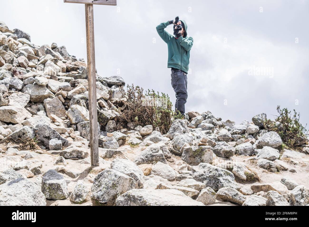 Backpacker fotografieren auf dem Weg nach Machu Picchu weiter Der Salkantay Trek Stockfoto
