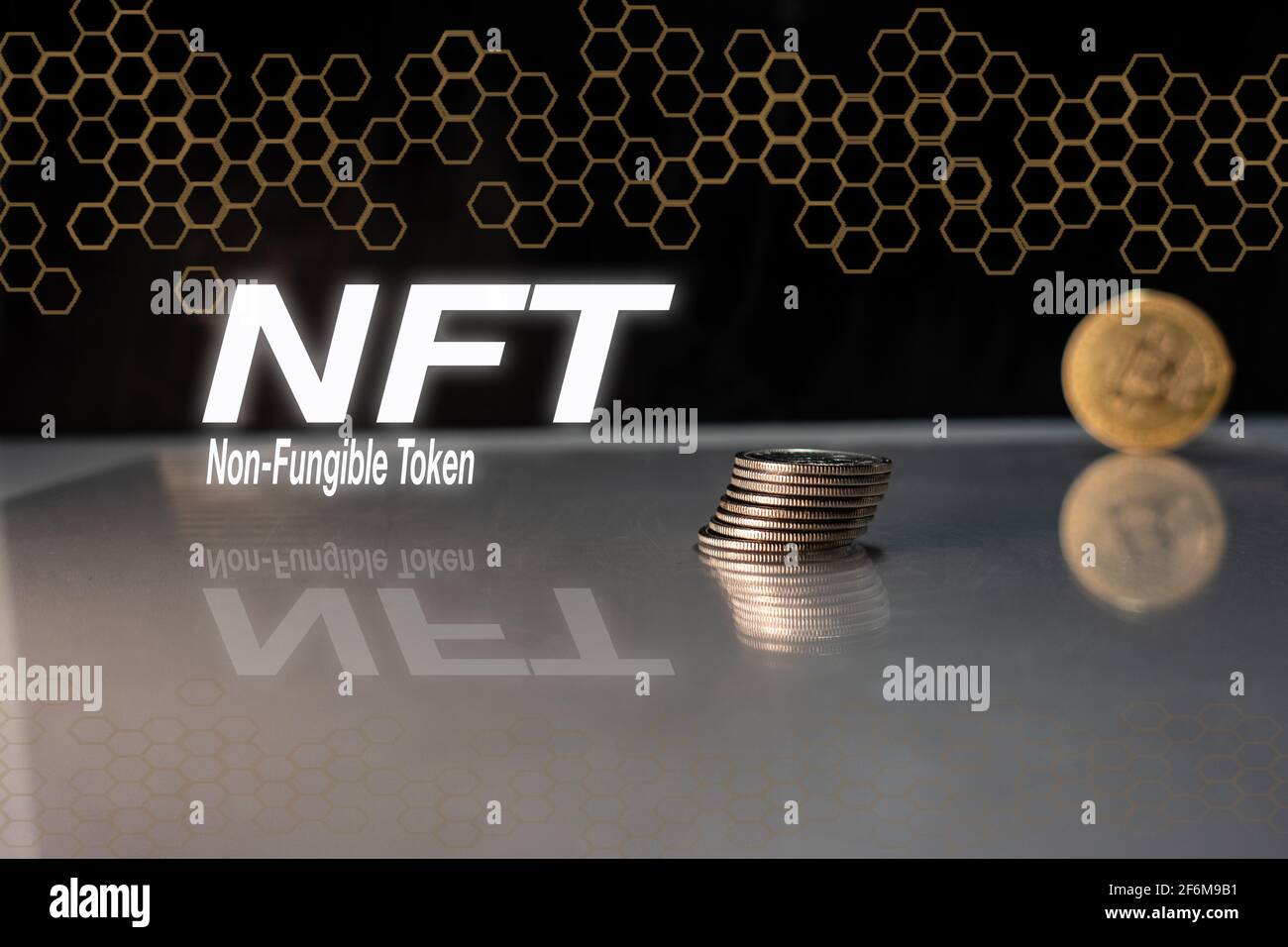 Nicht fungible Token und NFT-Wörter auf schwarzem Hintergrund mit Münzen und sechseckigen Verbindungen, Cyrpto Art, NFT-Konzept Stockfoto