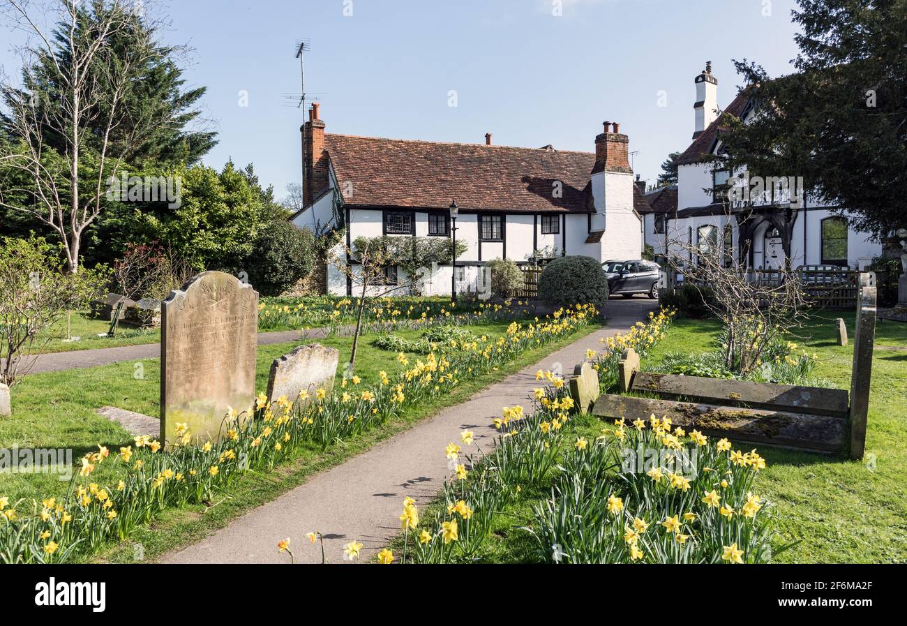 Ein traditionelles Haus in der Holy Trinity Churchyard Cookham Bucks VEREINIGTES KÖNIGREICH Stockfoto