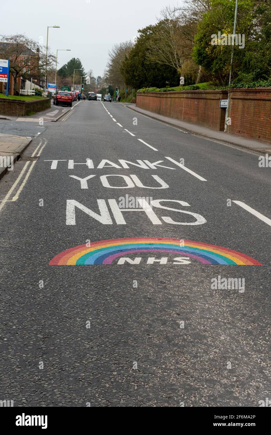 Vielen Dank an den NHS mit Regenbogen auf der Straße vor dem Royal Hampshire County Hospital, Winchester, Großbritannien, während der Coronavirus-Covid-19-Pandemie Stockfoto