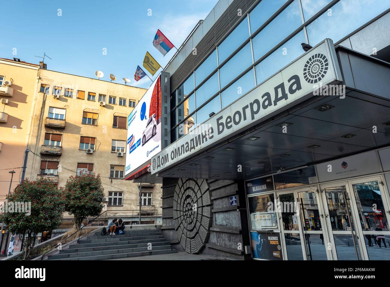 Das Belgrader Jugendzentrum (Dom Omladine Beograda) in Belgrad, Serbien, am 27. März 2021 Stockfoto