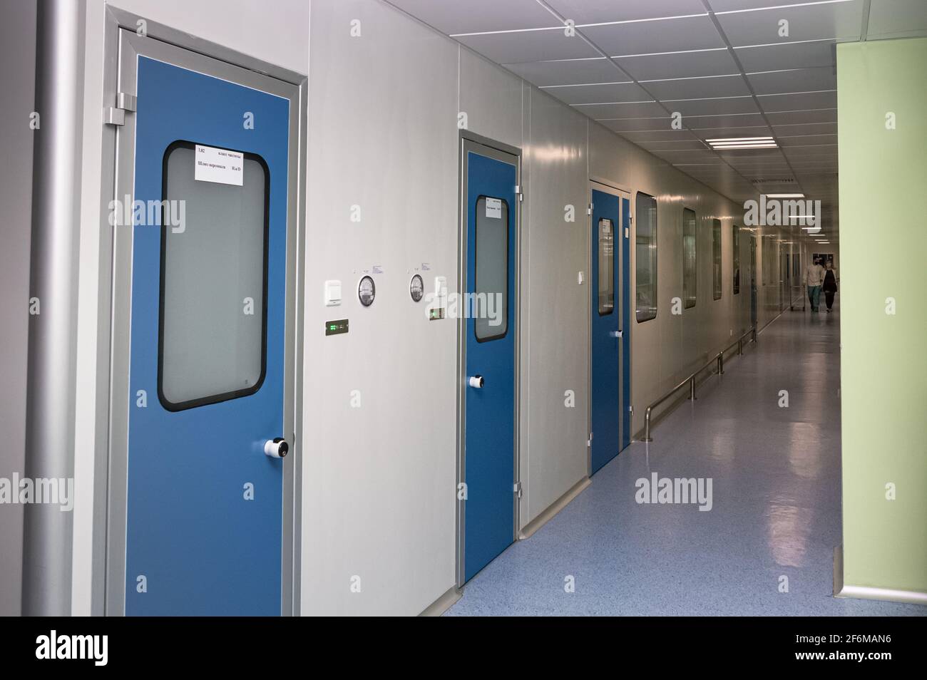 Foto der Räumlichkeiten und Ausrüstung der pharmazeutischen und chemischen Produktion. Stockfoto