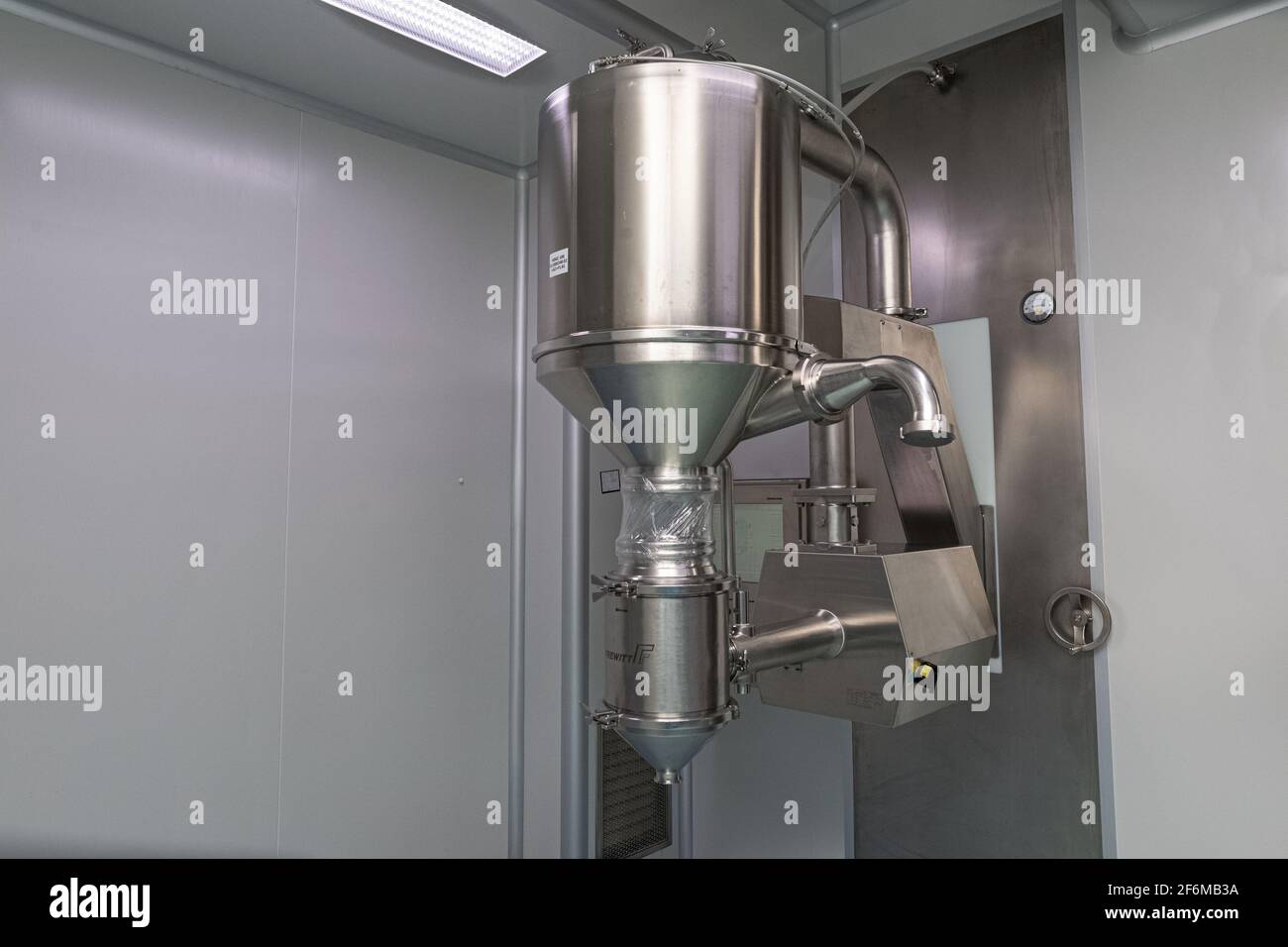 Foto der Räumlichkeiten und Ausrüstung der pharmazeutischen und chemischen Produktion. Mischen und Synthese unter Druck mit Temperaturregelung. Stockfoto