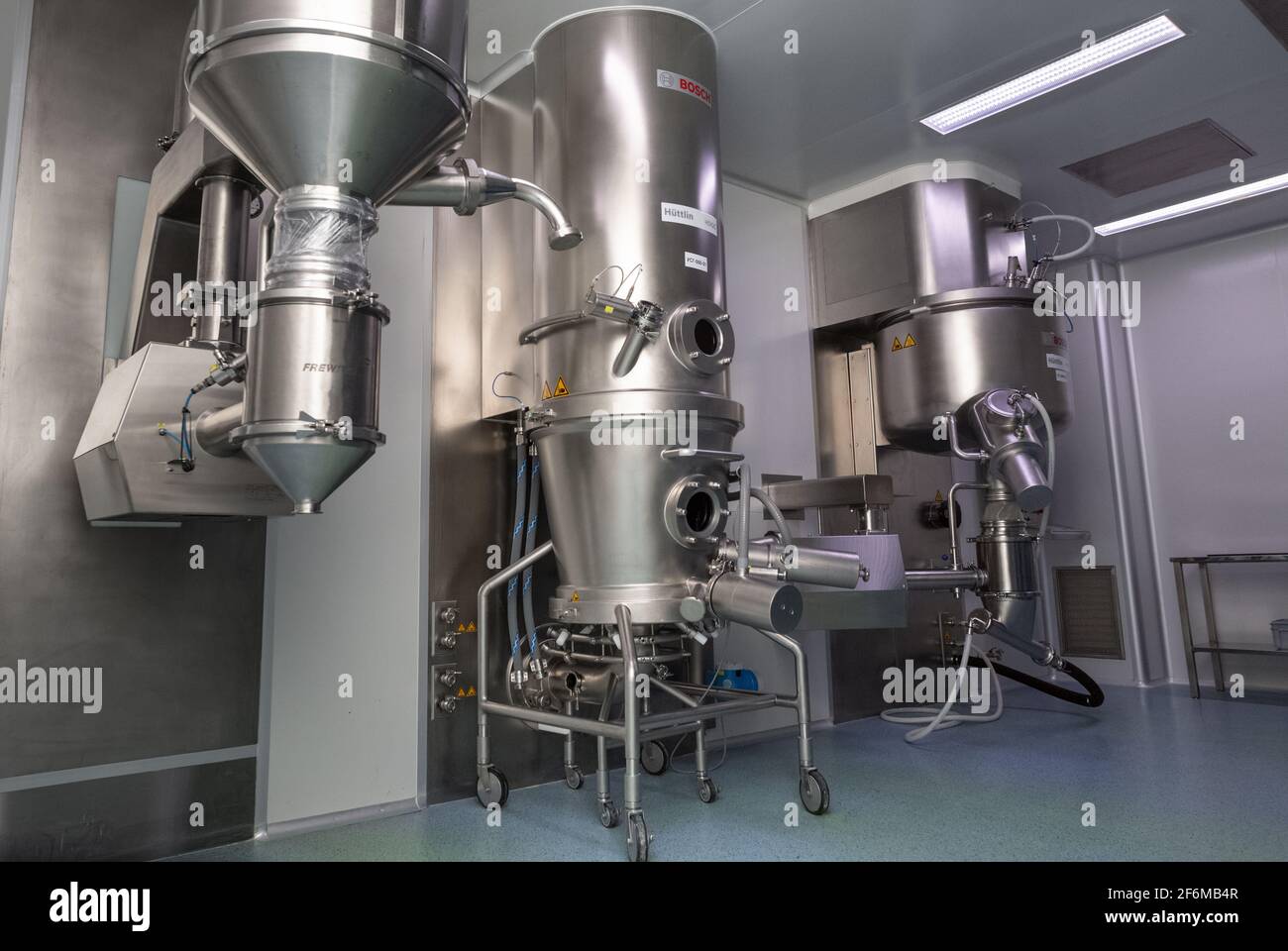 Foto der Räumlichkeiten und Ausrüstung der pharmazeutischen und chemischen Produktion. Mischen und Synthese unter Druck mit Temperaturregelung. Stockfoto