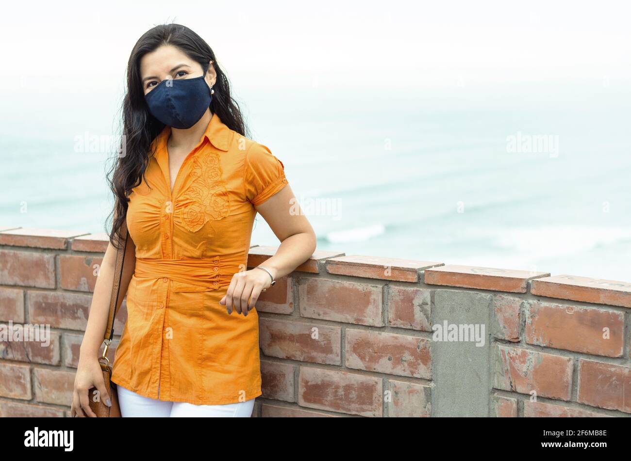 COVID-19 Pandemische Coronavirus-Frau in der Stadt Straße trägt Maske Schutz für die Ausbreitung des Krankheitsvirus SARS-CoV-2. Stockfoto