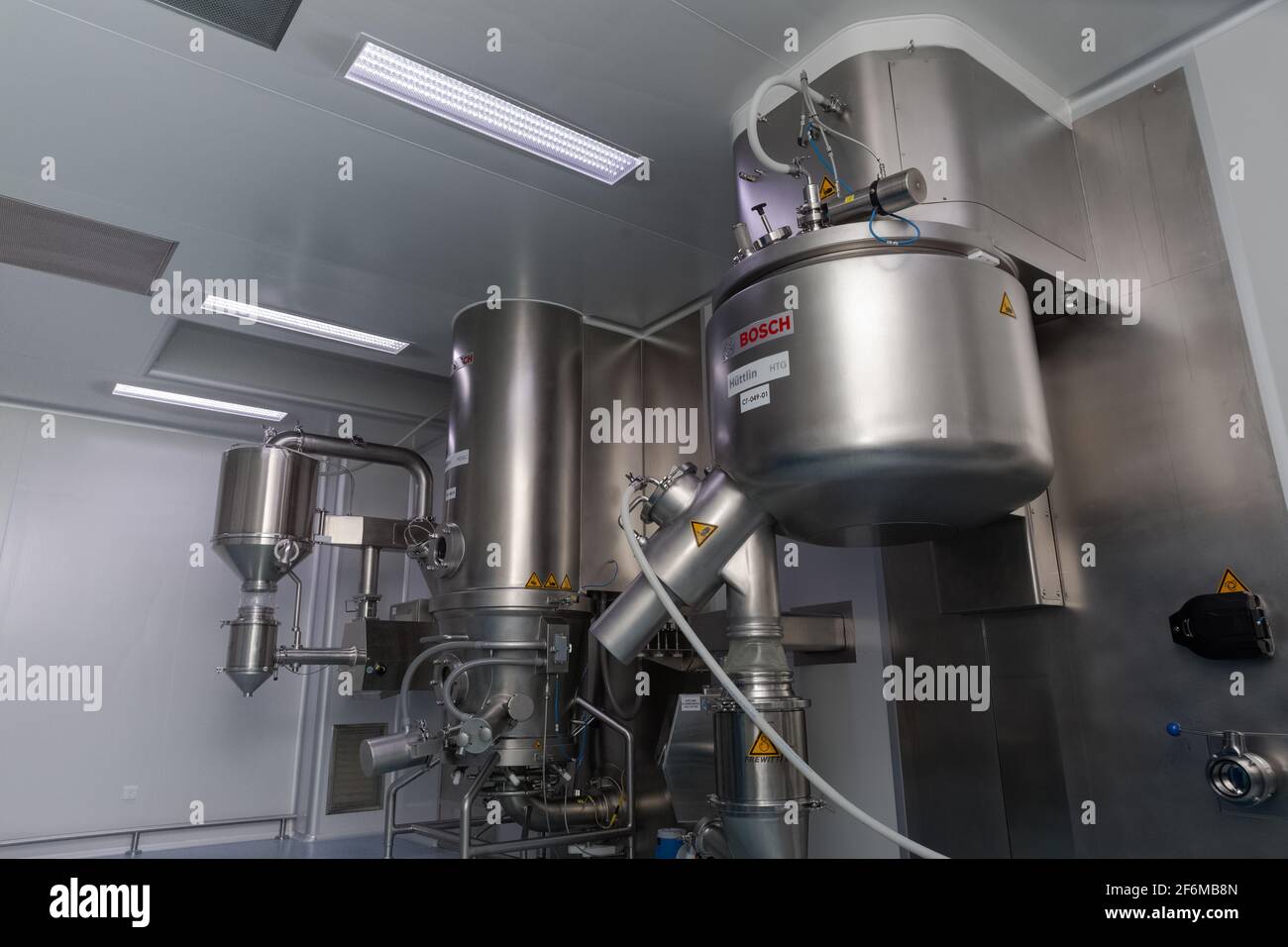 Foto der Räumlichkeiten und Ausrüstung der pharmazeutischen und chemischen Produktion. Mischen und Synthese unter Druck mit Temperaturregelung. Stockfoto
