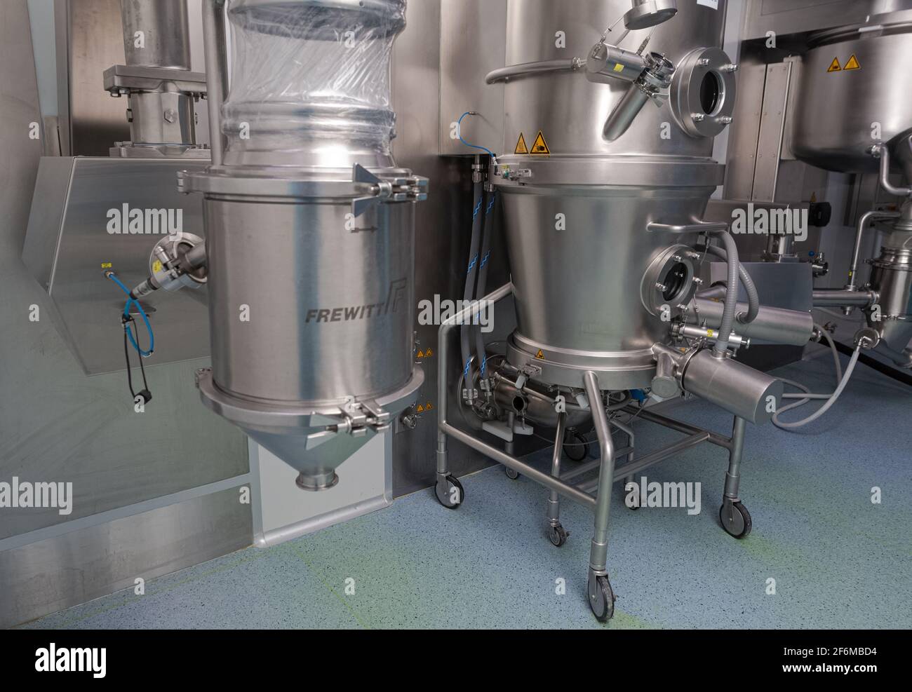 Foto der Räumlichkeiten und Ausrüstung der pharmazeutischen und chemischen Produktion. Mischen und Synthese unter Druck mit Temperaturregelung. Stockfoto