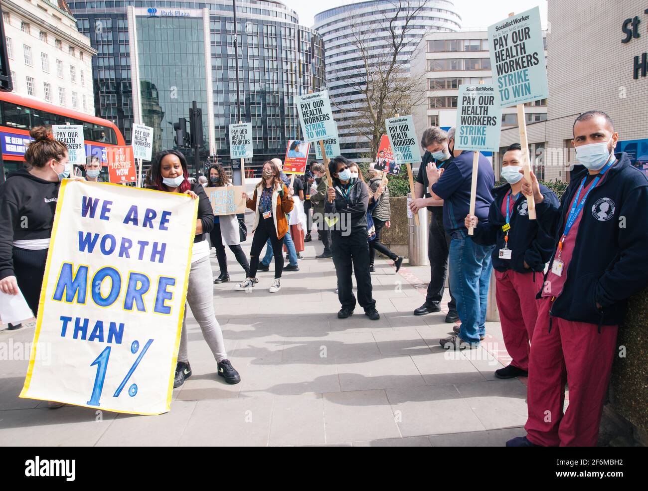 St. Thomas's Hospital, London, Großbritannien, 1. April 2021. NHS-Mitarbeiter protestieren gegen das Angebot einer Gehaltserhöhung um 1 % Kredit: Denise Laura Baker/Alamy Live News Stockfoto