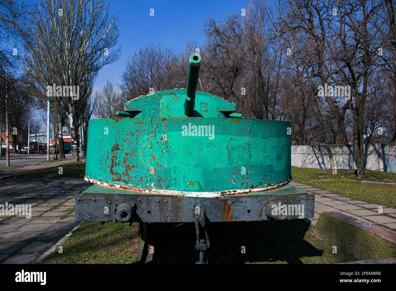 Dnepropetrovsk, Ukraine - 04.01.2021:Panzerzug im Freilichtmuseum. Ein gepanzerter Zug aus dem Ersten Weltkrieg, Maxim Maschinengewehr, alte Artillerie Stockfoto