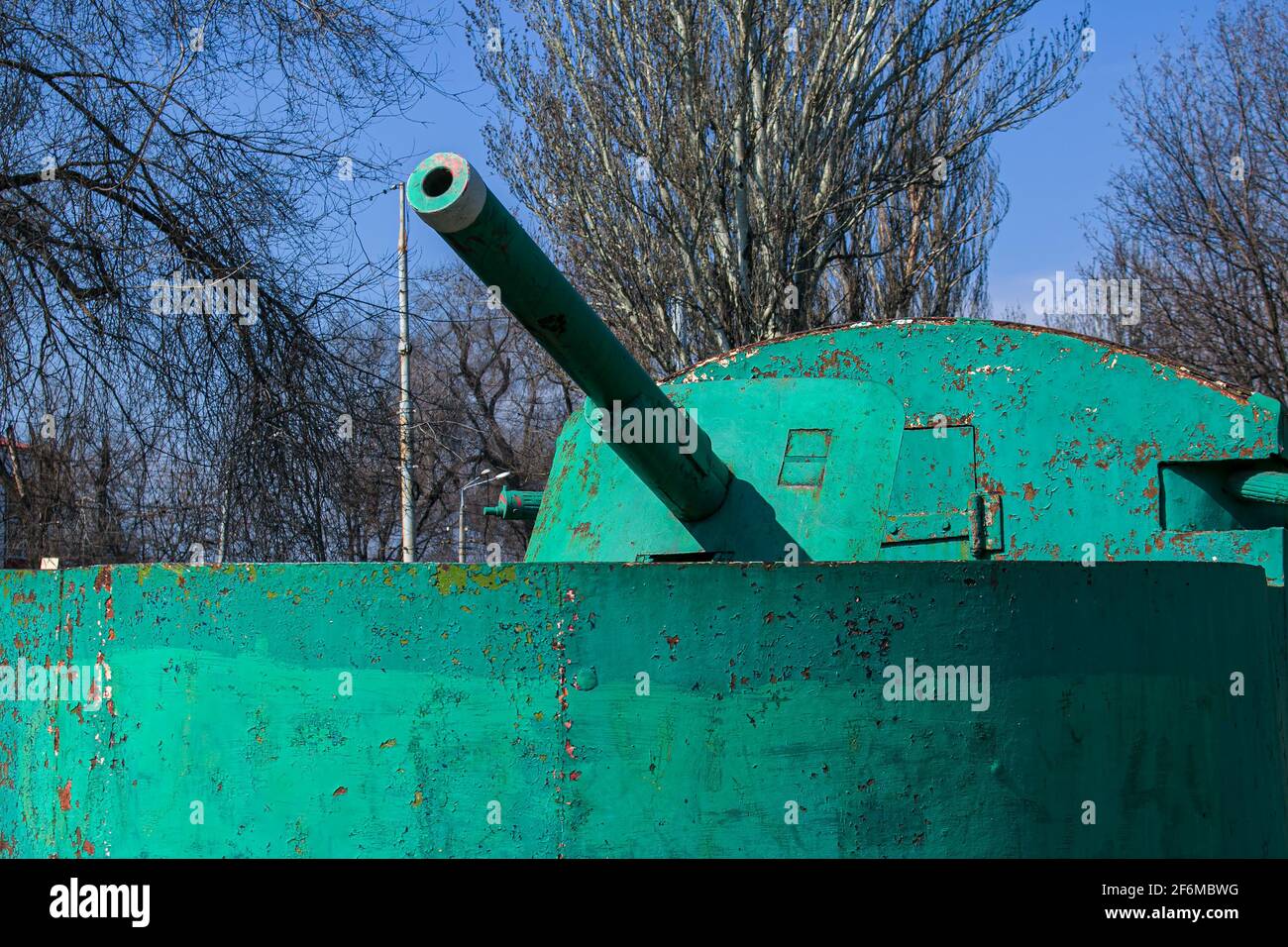 Dnepropetrovsk, Ukraine - 04.01.2021:Panzerzug im Freilichtmuseum. Ein gepanzerter Zug aus dem Ersten Weltkrieg, Maxim Maschinengewehr, alte Artillerie Stockfoto