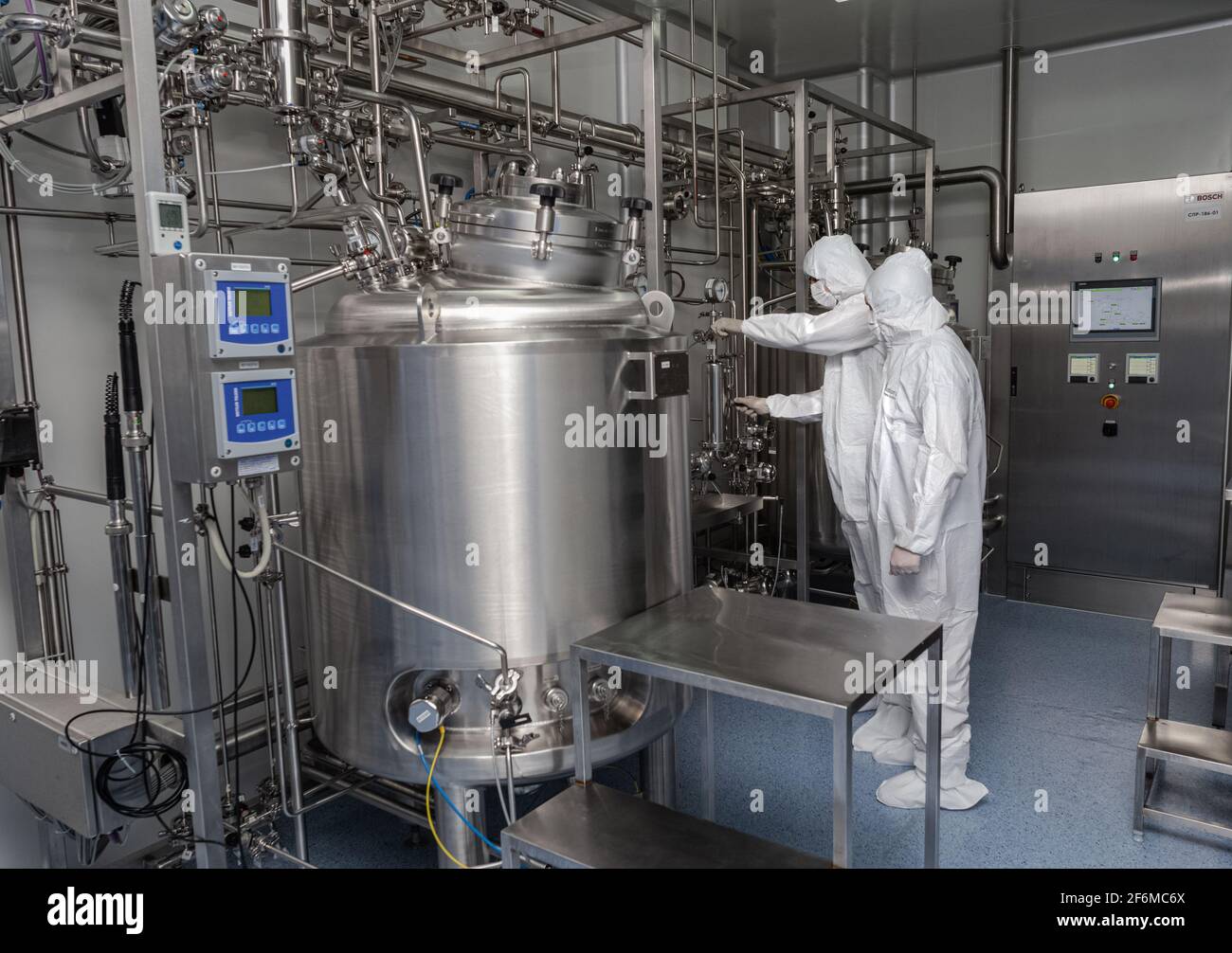 Foto der Räumlichkeiten und Ausrüstung der pharmazeutischen und chemischen Produktion. Mischen und Synthese unter Druck mit Temperaturregelung. Stockfoto