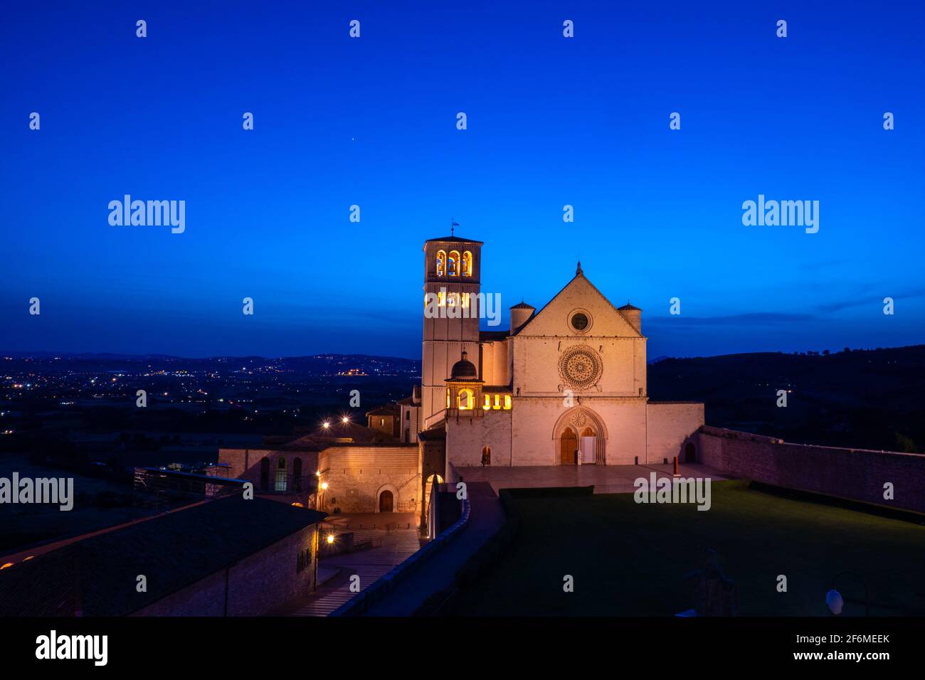 Blick auf die wunderschöne Basilika von San Francesco in der Dämmerung, nach Sonnenuntergang, von den Gebäuden vor, mit einem dunklen Himmel ohne Wolken Stockfoto