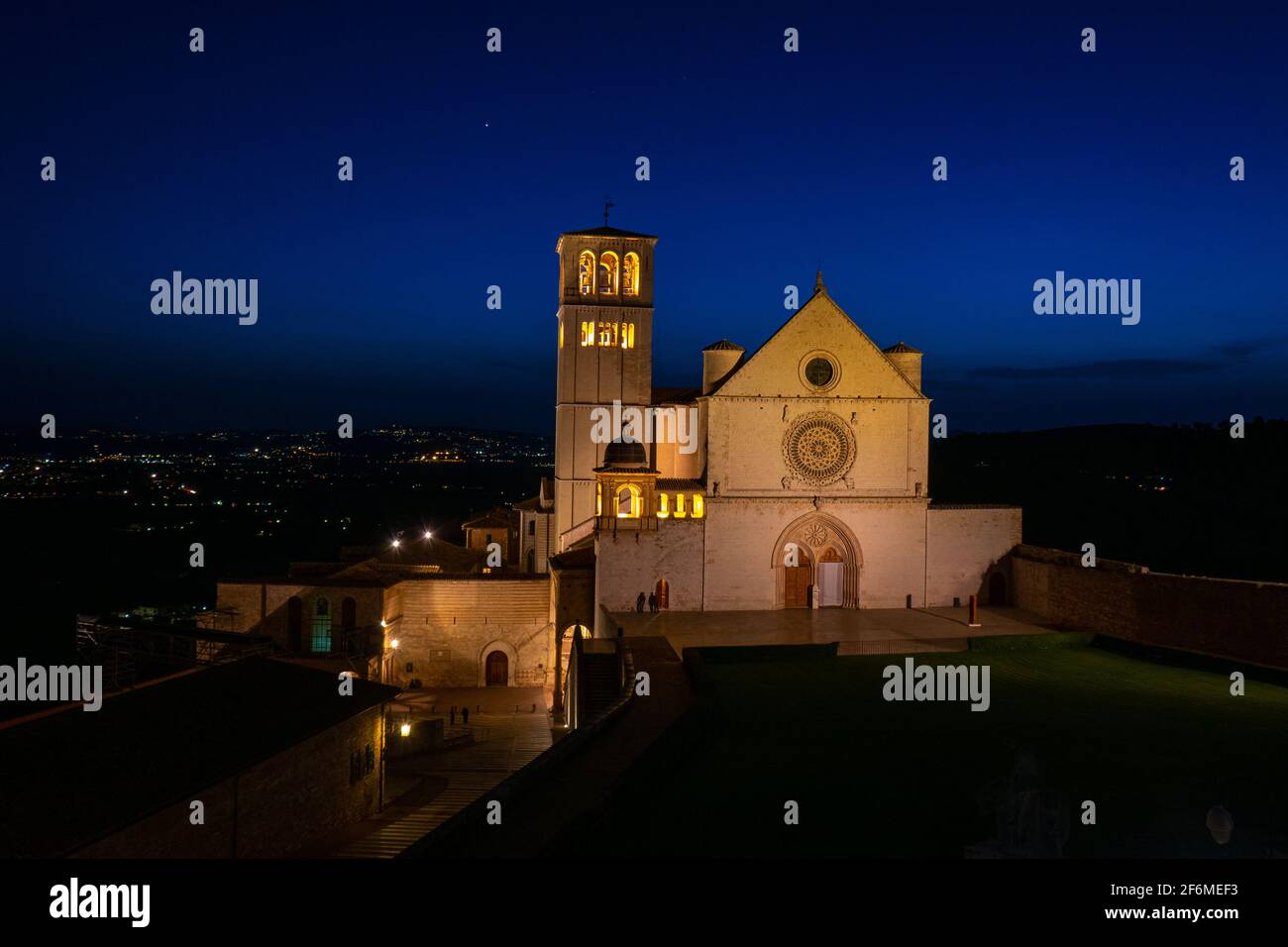 Blick auf die wunderschöne Basilika von San Francesco in der Dämmerung, nach Sonnenuntergang, von den Gebäuden vor, mit einem dunklen Himmel ohne Wolken Stockfoto