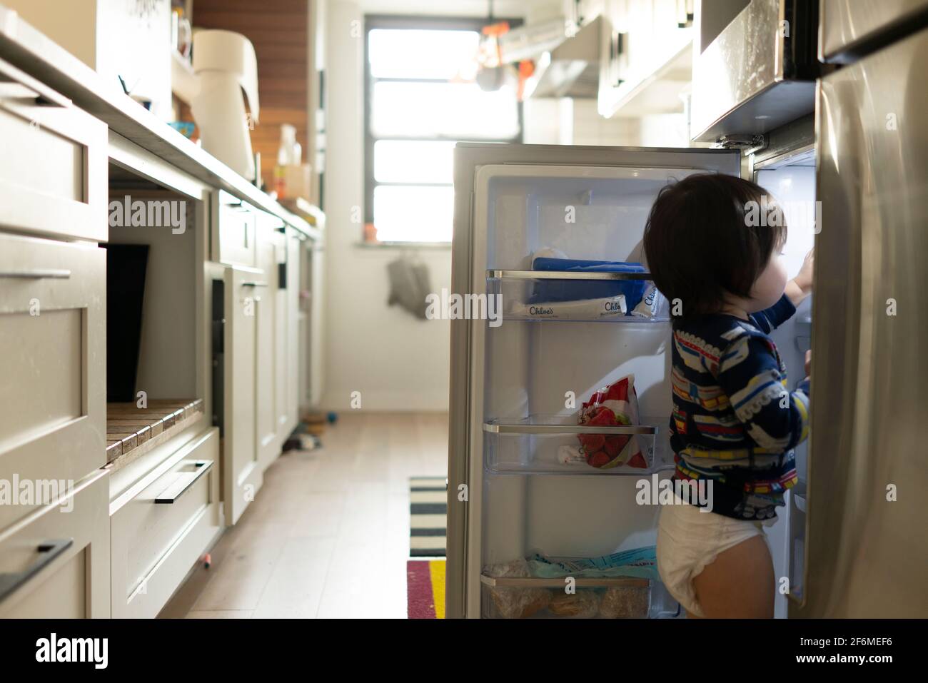 Kleinkind auf der Suche nach einem Snack Stockfoto