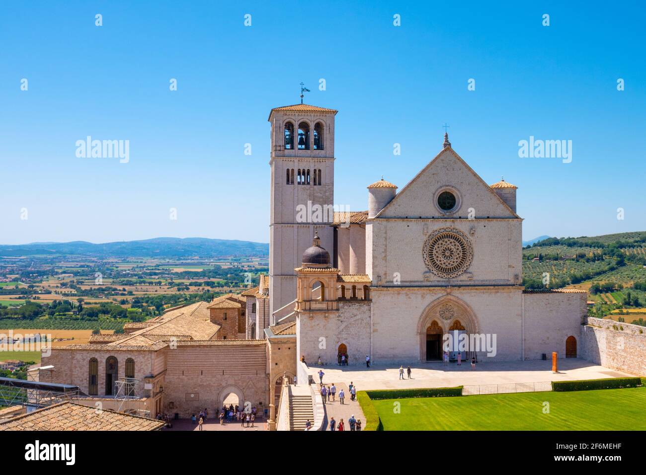 Die weltberühmte Oberbasilika von San Francesco in Assisi, Umbrien, Vorderansicht von den gegenüberliegenden Gebäuden Stockfoto