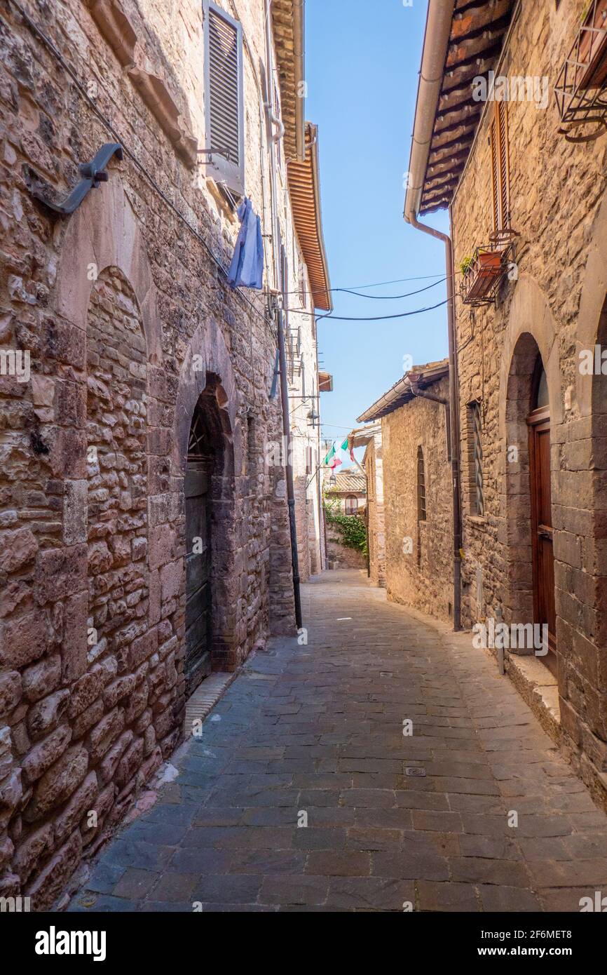 Die engen Gassen der berühmten mittelalterlichen Stadt Assisi, Umbrien, Italien Stockfoto