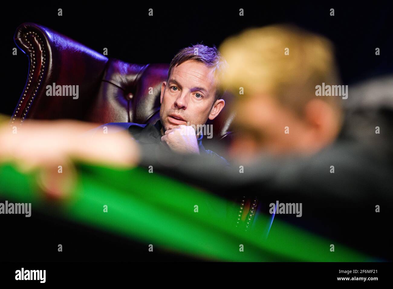 MILTON KEYNES, GROSSBRITANNIEN. April, Ali Carter 2021. Ali Carter während der 2021 Championship League Snooker- Winners Group Spiele in der Marshall Arena am Donnerstag, 01. April 2021 in MILTON KEYNES ENGLAND. Kredit: Taka G Wu/Alamy Live Nachrichten Stockfoto